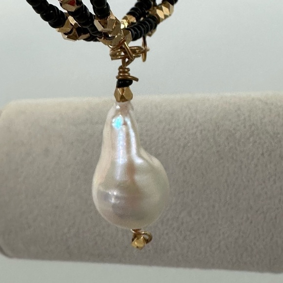 Bangle Bracelet - Wired Bracelet Covered With Black As Well As Gold Tone Beads. - Picture 3 of 6